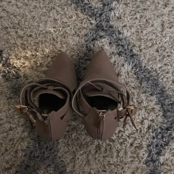 Tan heels size 9 - Picture 3 of 4